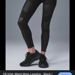 Black Leggings with Ribbed Detail